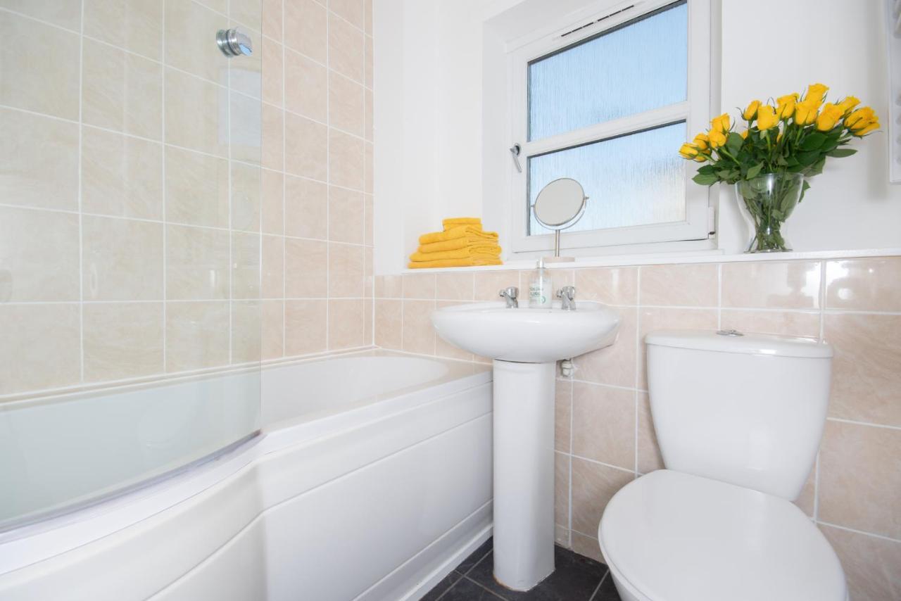 Dwellcome Home Ltd 2 Bedroom King & Double Central Apartment, Free Allocated Barrier Secured Parking Space At Rear Entrance & Fast Wifi, Ideal For Long Term Contractor, Corporate, Etc Stays, Regular Housekeeping Option - See Our Site For Assurance Aberdeen Esterno foto
