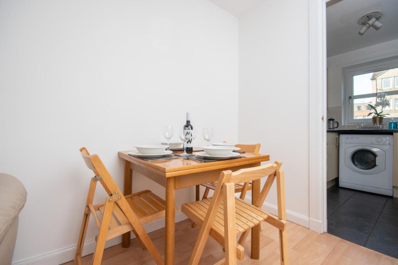 Dwellcome Home Ltd 2 Bedroom King & Double Central Apartment, Free Allocated Barrier Secured Parking Space At Rear Entrance & Fast Wifi, Ideal For Long Term Contractor, Corporate, Etc Stays, Regular Housekeeping Option - See Our Site For Assurance Aberdeen Esterno foto