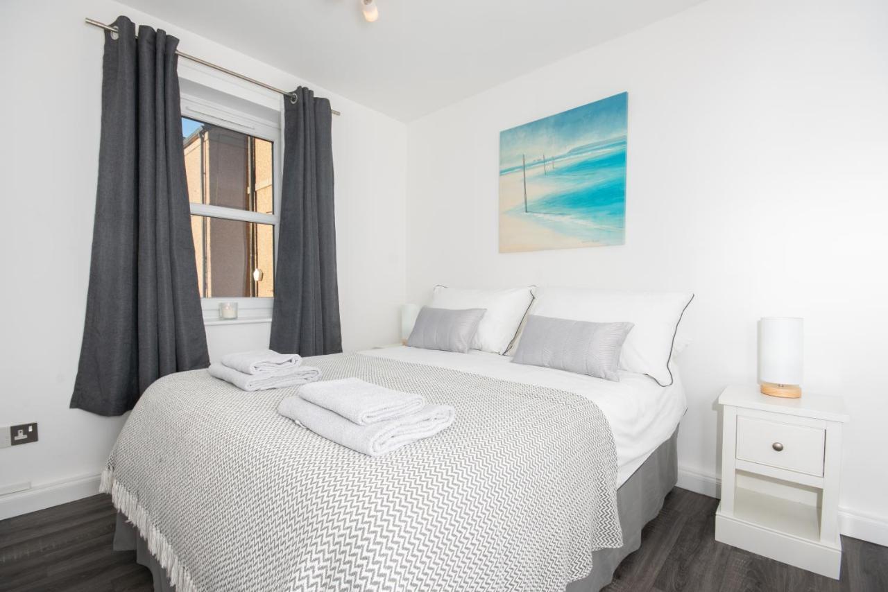 Dwellcome Home Ltd 2 Bedroom King & Double Central Apartment, Free Allocated Barrier Secured Parking Space At Rear Entrance & Fast Wifi, Ideal For Long Term Contractor, Corporate, Etc Stays, Regular Housekeeping Option - See Our Site For Assurance Aberdeen Esterno foto