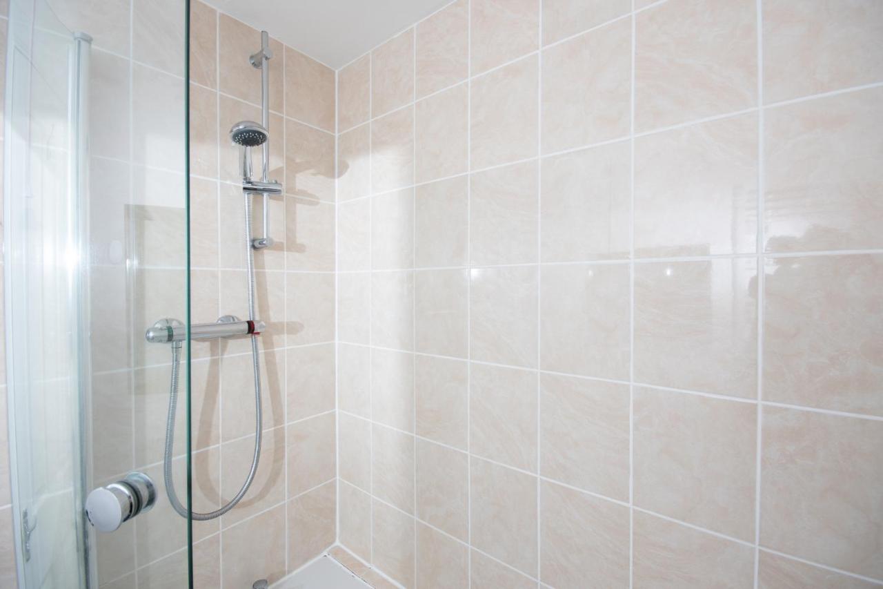 Dwellcome Home Ltd 2 Bedroom King & Double Central Apartment, Free Allocated Barrier Secured Parking Space At Rear Entrance & Fast Wifi, Ideal For Long Term Contractor, Corporate, Etc Stays, Regular Housekeeping Option - See Our Site For Assurance Aberdeen Esterno foto