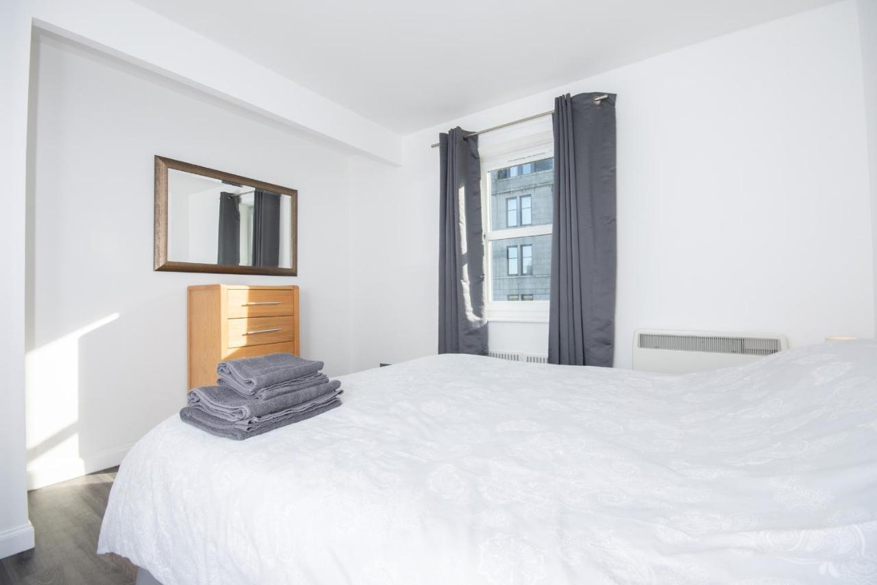 Dwellcome Home Ltd 2 Bedroom King & Double Central Apartment, Free Allocated Barrier Secured Parking Space At Rear Entrance & Fast Wifi, Ideal For Long Term Contractor, Corporate, Etc Stays, Regular Housekeeping Option - See Our Site For Assurance Aberdeen Esterno foto