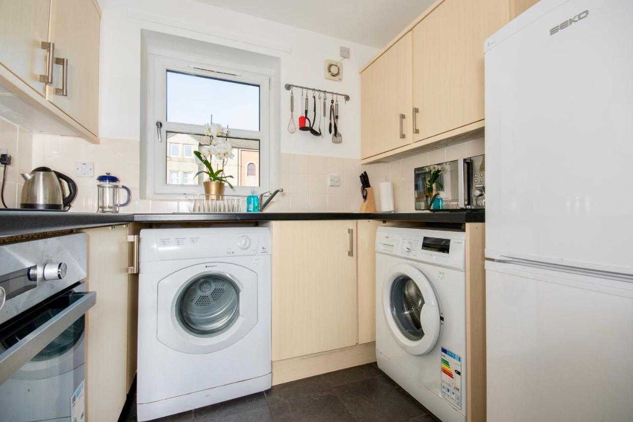 Dwellcome Home Ltd 2 Bedroom King & Double Central Apartment, Free Allocated Barrier Secured Parking Space At Rear Entrance & Fast Wifi, Ideal For Long Term Contractor, Corporate, Etc Stays, Regular Housekeeping Option - See Our Site For Assurance Aberdeen Esterno foto