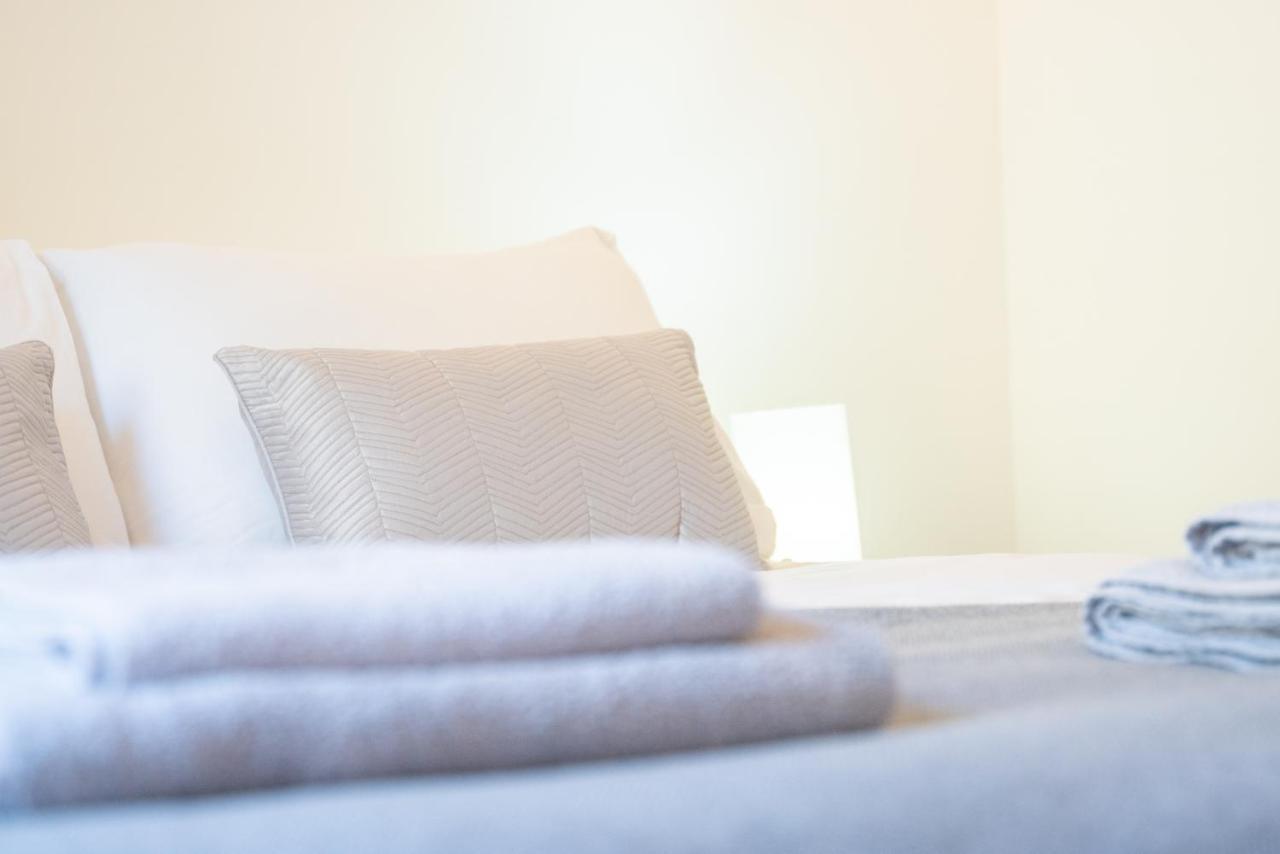 Dwellcome Home Ltd 2 Bedroom King & Double Central Apartment, Free Allocated Barrier Secured Parking Space At Rear Entrance & Fast Wifi, Ideal For Long Term Contractor, Corporate, Etc Stays, Regular Housekeeping Option - See Our Site For Assurance Aberdeen Esterno foto