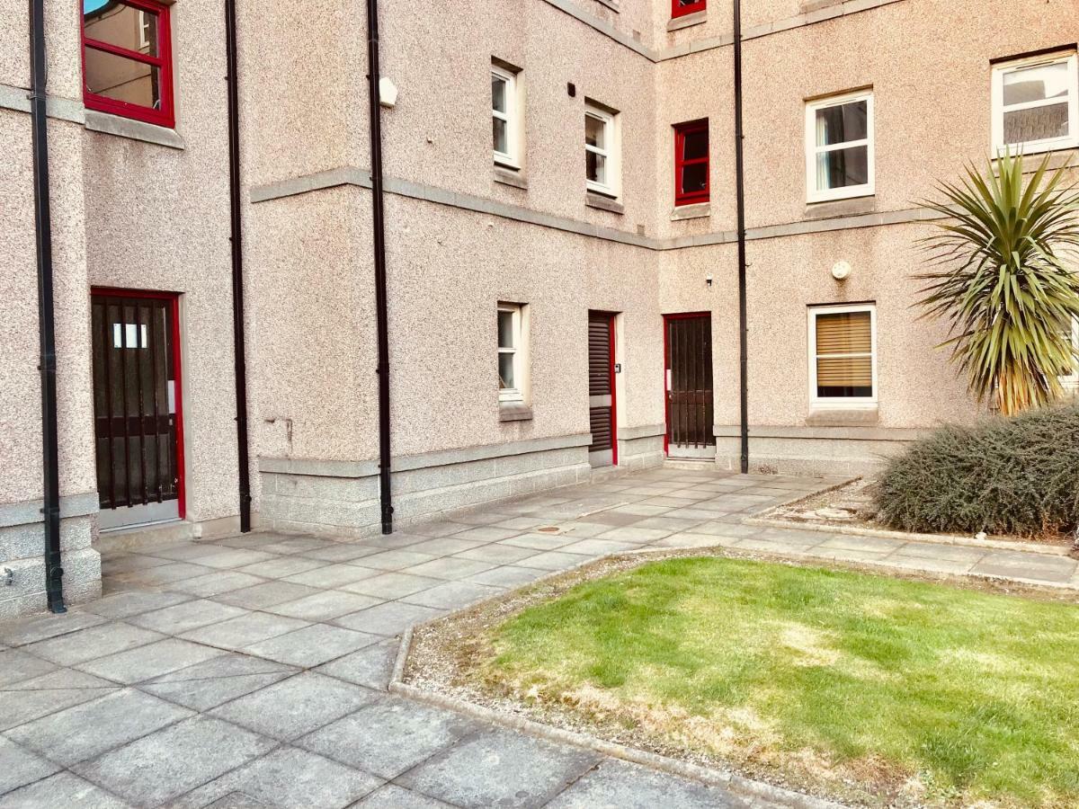 Dwellcome Home Ltd 2 Bedroom King & Double Central Apartment, Free Allocated Barrier Secured Parking Space At Rear Entrance & Fast Wifi, Ideal For Long Term Contractor, Corporate, Etc Stays, Regular Housekeeping Option - See Our Site For Assurance Aberdeen Esterno foto